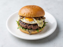 Hamburguesa Con Queso Y Huevo
