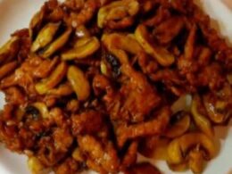 Pollo con champiñones y ajetes — Chinatown 2 Ciudad Jardín