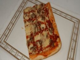 Pizza de tomate, mozzarella, carne vacuno y salsa mexicana — Mamma leone