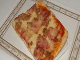 Pizza de tomate, mozzarella, jamón york y atún — Mamma leone