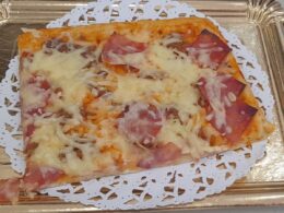 Pizza de tomate, mozzarella, jamón york y bacon — Mamma leone