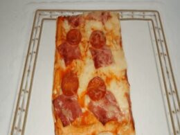 Pizza de tomate, mozzarella, jamón york y pepperoni — Mamma leone