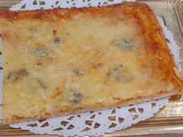 Pizza de tomate, mozzarella, queso gruyé, emental y roquefort — Mamma leone