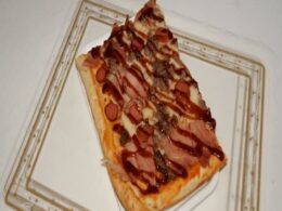 Pizza tomate,mozzarella,carne vacuno, bacon, salchicha, salsa barbacoa — Mamma leone