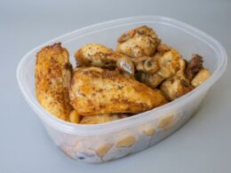 Pollo al ajillo con patatas o ensalada mixta — Serviloli