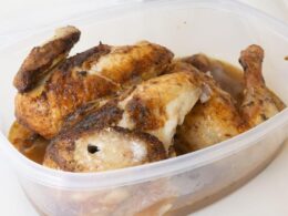 Pollo asado con patatas o ensalada mixta — Serviloli