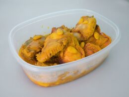 Pollo en salsa de almendras con patatas o ensalada mixta — Serviloli