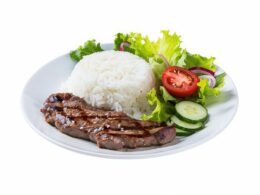 Plato con carne, arroz y ensalada — Shalimar Kebab