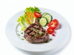 Plato con carne, patatas y ensalada — Shalimar Kebab