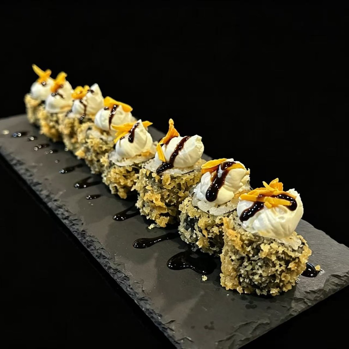 48. Tempura Roll Salmón Salteado — Sushi go