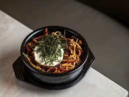 Donburi de ternera 黑椒和牛拌饭 — Yakimanzi
